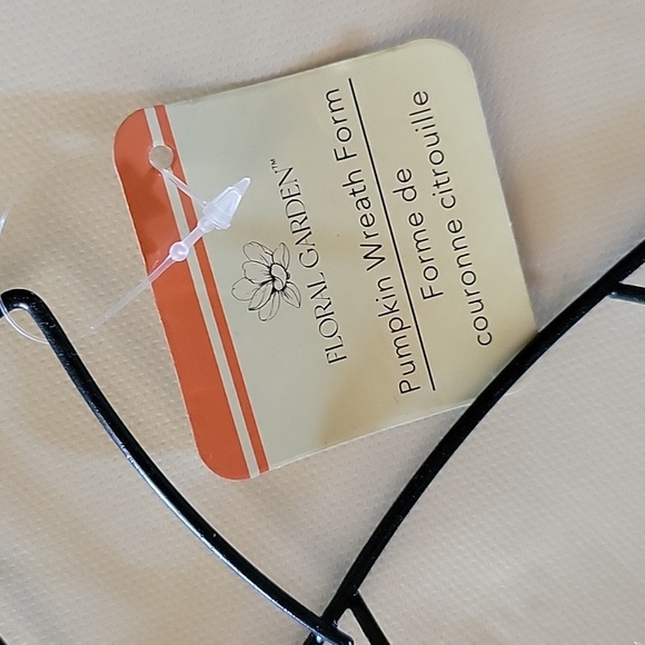 Second Listing for Wire Pumpkin Wreath Frame NWT Rounded Front HALLOWEEN CRAFT - Picture 3 of 3